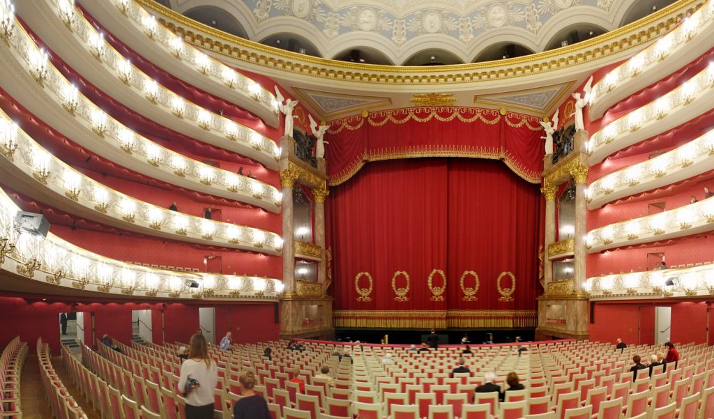 A panorama of the theatre. Pink, and more pink.