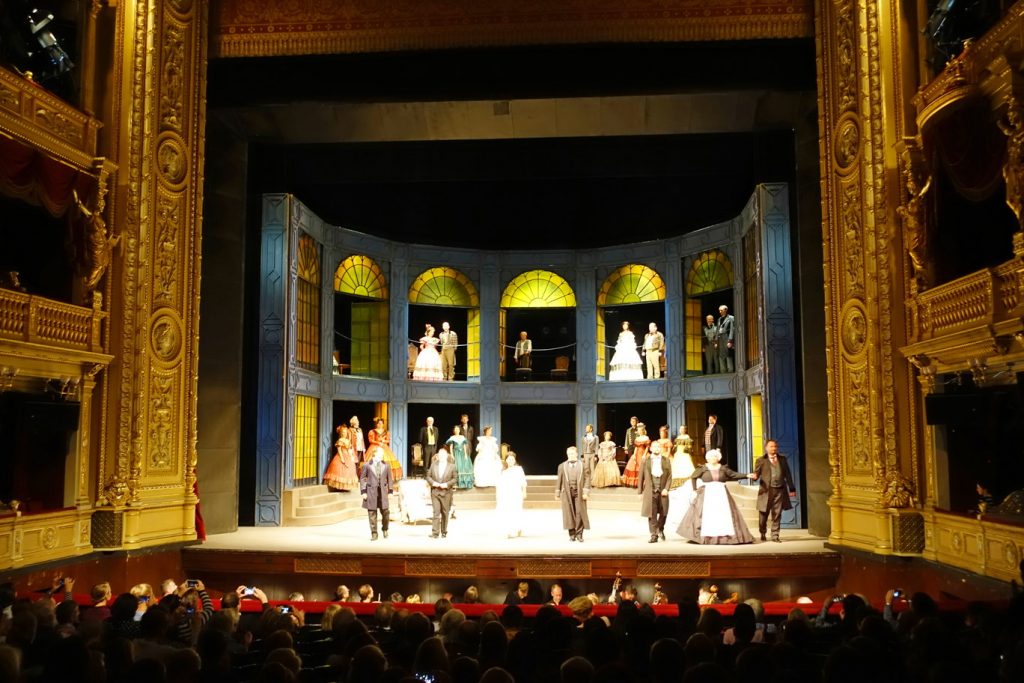 The final bow of La Traviata performers.