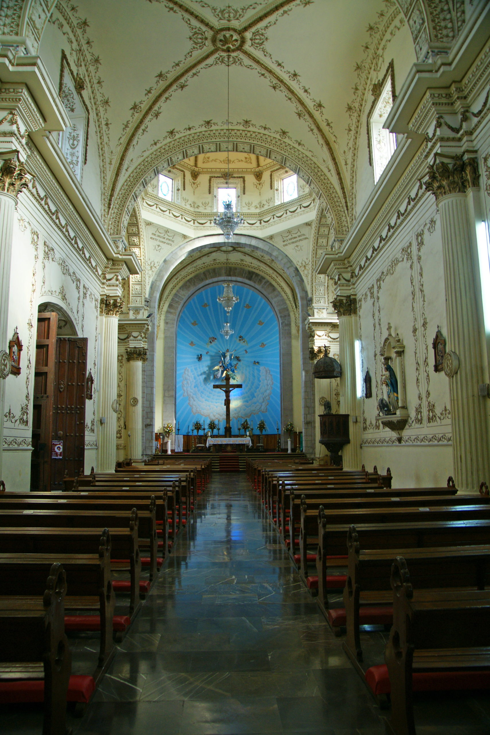 The central nave of the Catedral Basílica de la Inmaculada Concepción.