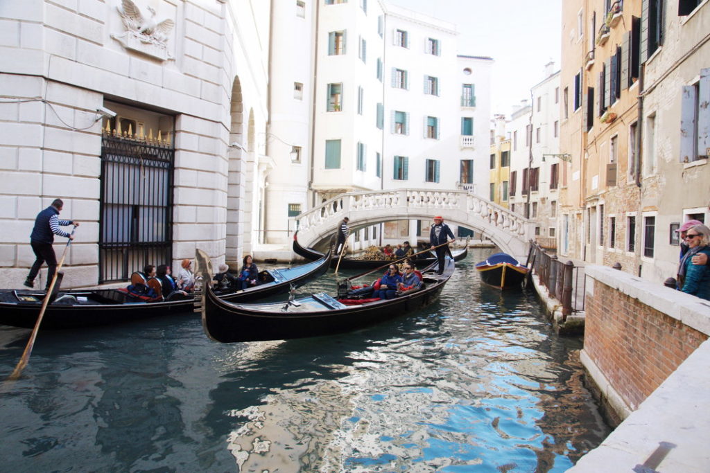 Even gondolas have to deal with cross-traffic.
