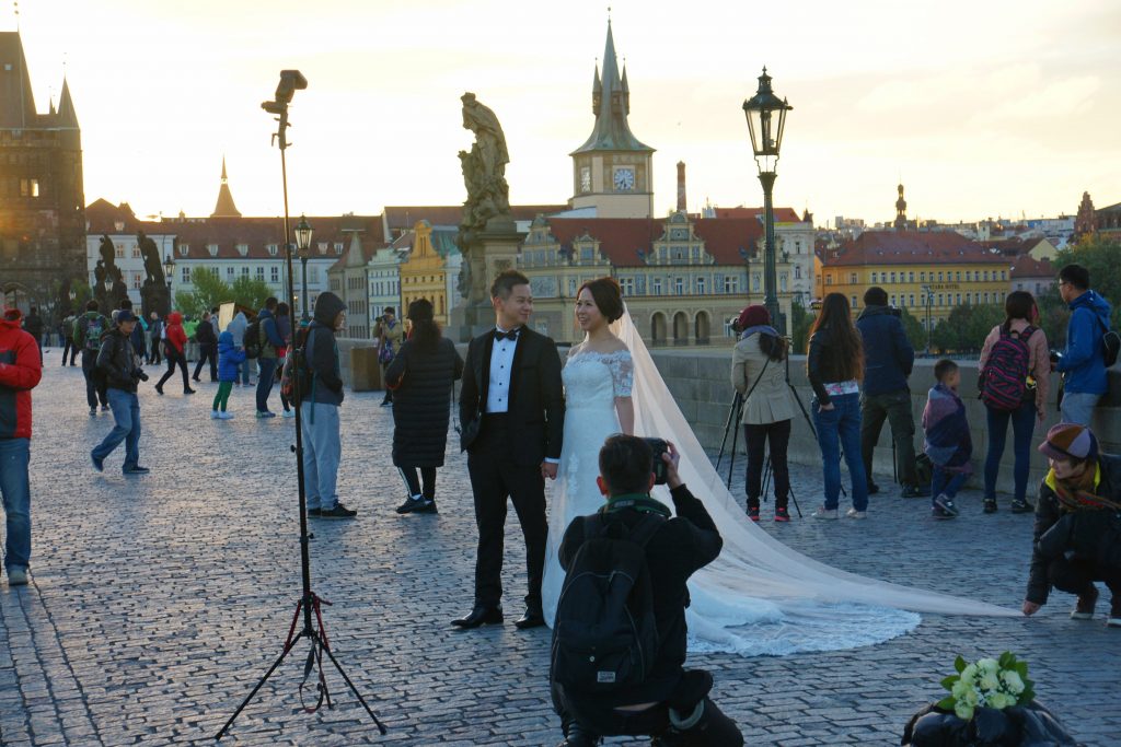 A relaxed groom is a good sign.