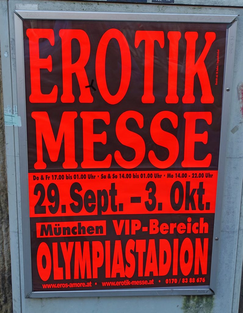"Messe" does not mean "messy".  Sorry.