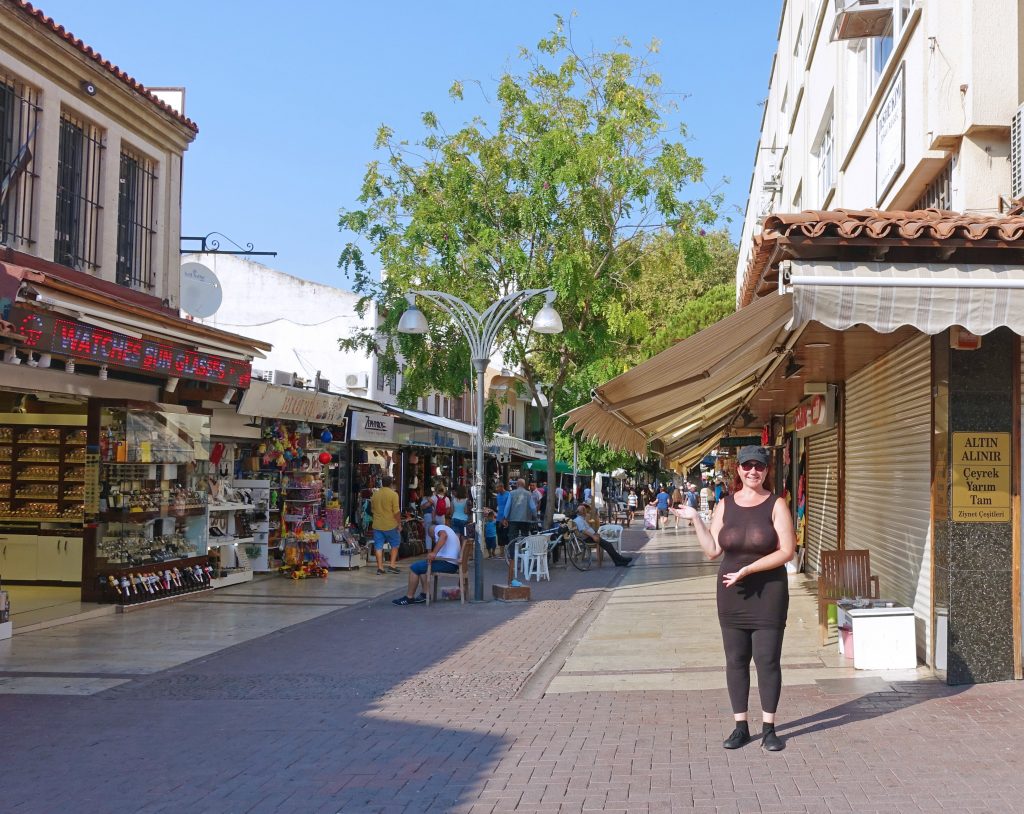 A typical non-bazaar shopping area.