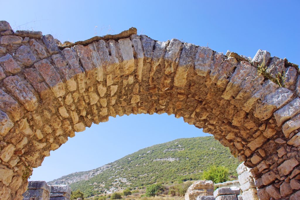 A close-up of a simpler arch.