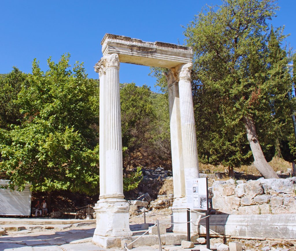 Many columns did not support arches.