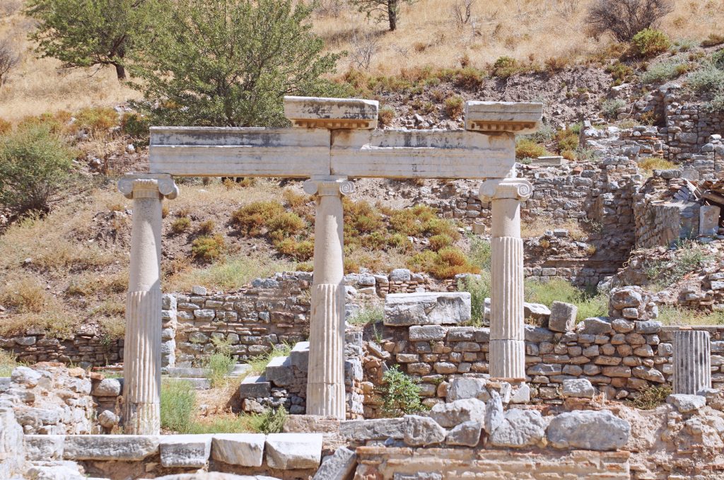 An example of Ionic columns.