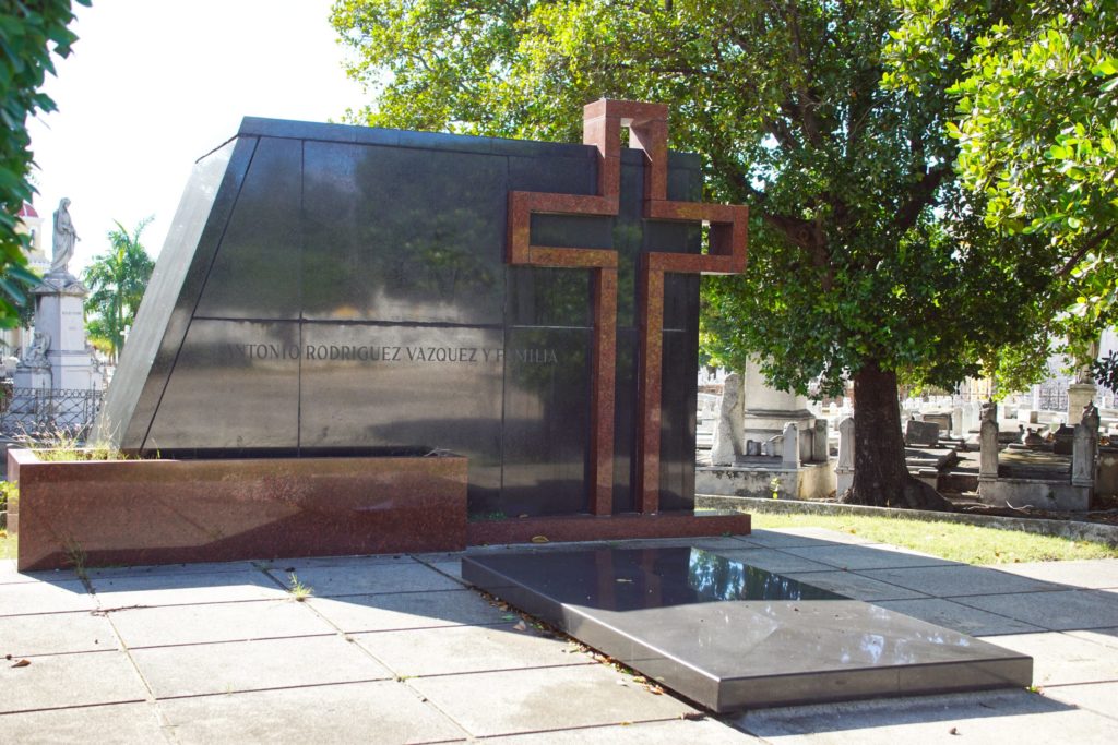 Antonio Rodriguez Vazquez y Familia: remembered always by those who read this stone.