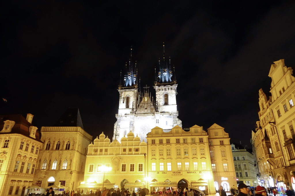 Kostel Matky Boží před Týnem at night.